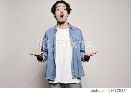 白バックでデニムシャツのユニークな男性 白バックでデニムシャツのユニークな男性 116870574