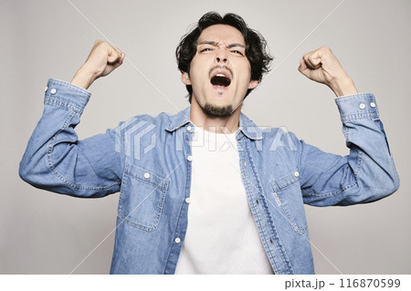 白バックでデニムシャツのユニークな男性 白バックでデニムシャツのユニークな男性 116870599