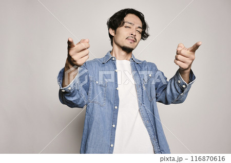 白バックでデニムシャツのユニークな男性 116870616