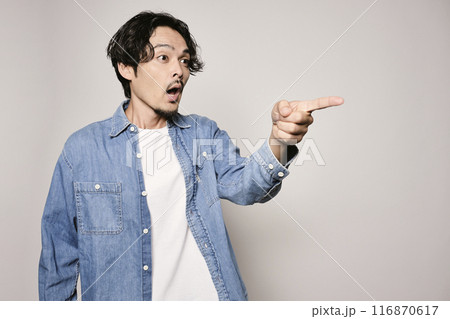 白バックでデニムシャツのユニークな男性 116870617