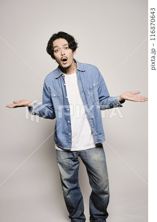 白バックでデニムシャツのユニークな男性 116870643