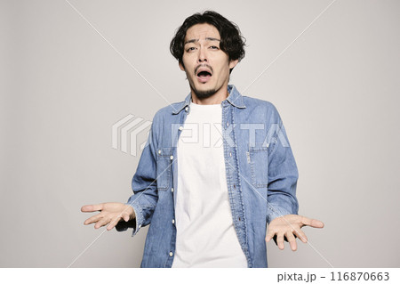 白バックでデニムシャツのユニークな男性 116870663