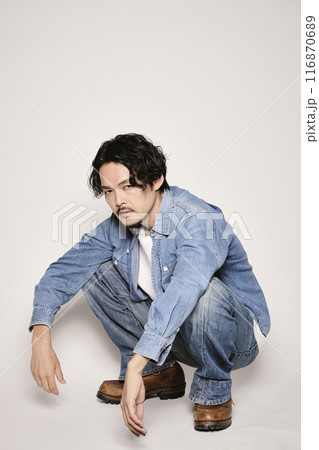 白バックでデニムシャツのユニークな男性 116870689