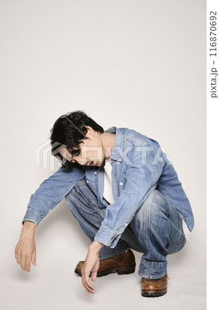 白バックでデニムシャツのユニークな男性 116870692