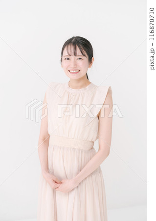 ワンピースを着た若い女性 116870710