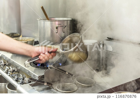 ラーメンの湯切り 116870876