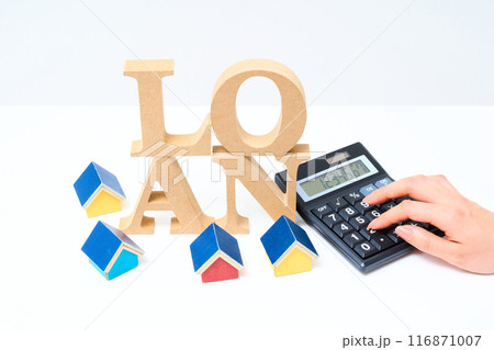 「LOAN」と並べられたアルファベットの木製ブロック 116871007