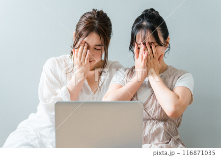 家で友達と一緒にノートパソコンを使う女性・友達・ママ友・仲間(泣く・悲しい・ショック) 家で友達と一緒にノートパソコンを使う女性・友達・ママ友・仲間(泣く・悲しい・ショック) 116871035