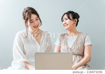 家で友達と一緒にノートパソコンを使う女性・友達・ママ友・仲間 家で友達と一緒にノートパソコンを使う女性・友達・ママ友・仲間 116871036