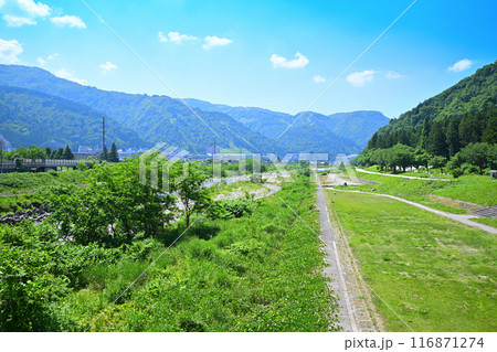 立柄橋からの風景　穴沢河川公園付近　魚野川下流　新潟県湯沢町　 116871274