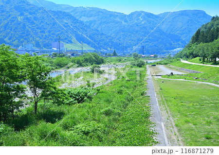 立柄橋からの風景　穴沢河川公園付近　魚野川下流　新潟県湯沢町　 116871279