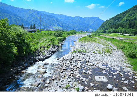 清流魚野川 穴沢河川公園付近の風景 新潟県湯沢町 清流魚野川 穴沢河川公園付近の風景 新潟県湯沢町 116871341