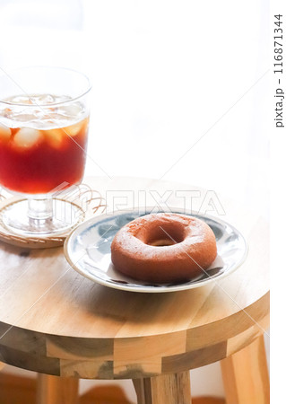 ドーナツとアイスコーヒー 116871344