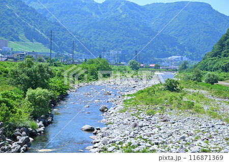 清流魚野川　穴沢河川公園付近の風景　新潟県湯沢町　 116871369