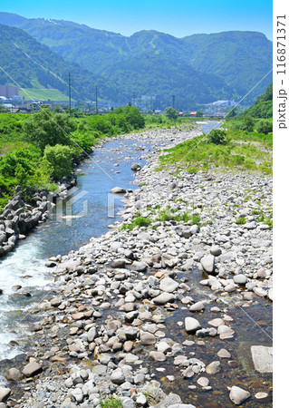 清流魚野川 穴沢河川公園付近の風景 新潟県湯沢町 清流魚野川 穴沢河川公園付近の風景 新潟県湯沢町 116871371