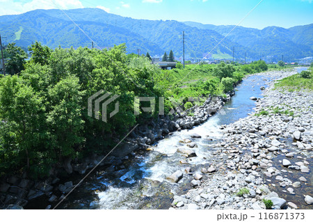 清流魚野川 穴沢河川公園付近の風景 新潟県湯沢町 清流魚野川 穴沢河川公園付近の風景 新潟県湯沢町 116871373