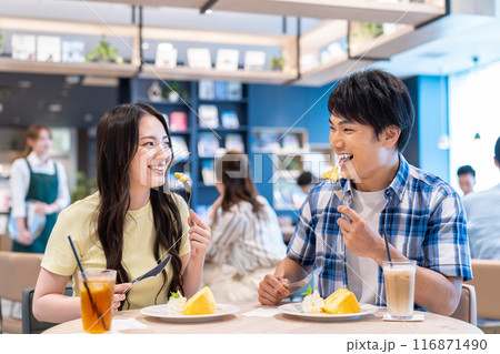 カフェでくつろぐ若いカップル 撮影協力:Creadisce(丸善雄松堂株式会社) カフェでくつろぐ若いカップル 撮影協力:Creadisce(丸善雄松堂株式会社) 116871490