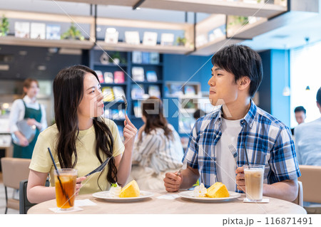 カフェでくつろぐ若いカップル　撮影協力：Creadisce（丸善雄松堂株式会社） 116871491