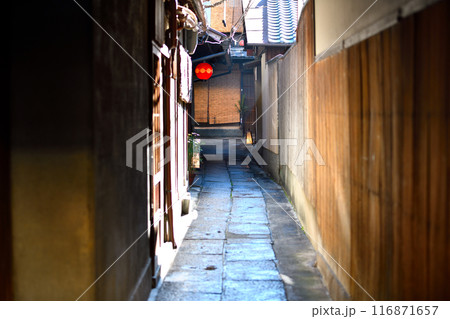 京都の祇園の裏路地 京都の祇園の裏路地 116871657
