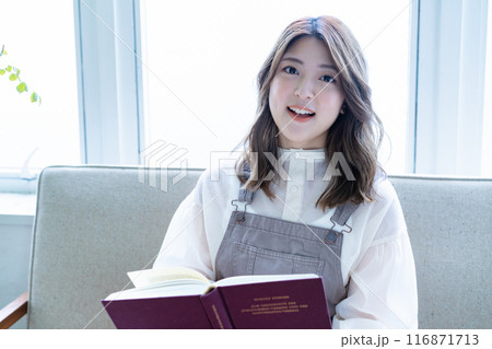 ソファーで読書をする若い女性 ソファーで読書をする若い女性 116871713