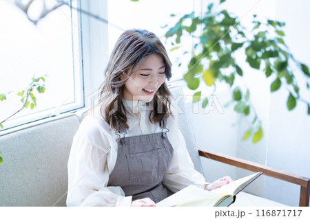 ソファーで読書をする若い女性 116871717
