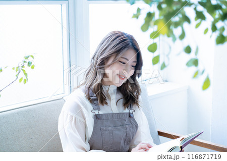 ソファーで読書をする若い女性 116871719