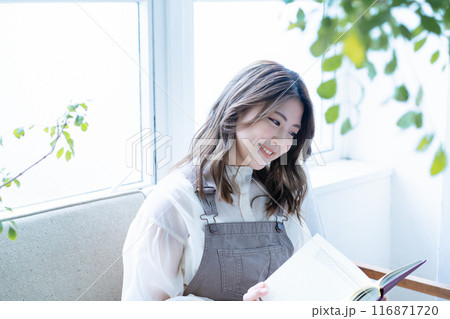 ソファーで読書をする若い女性 116871720