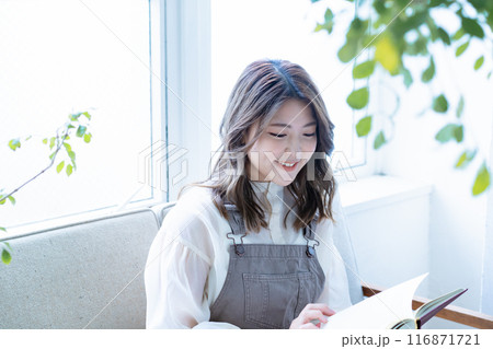 ソファーで読書をする若い女性 116871721