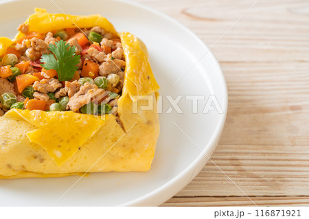 egg wrap or stuffed egg with minced pork and vegetable 116871921