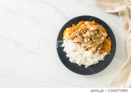 stir-fried pork with garlic and egg topped on rice 116871966