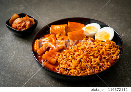 Korean instant noodles with Korean rice cake and fish cake and boiled egg 116872112
