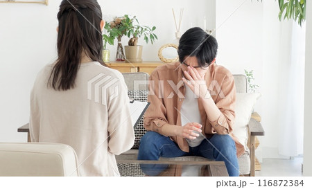 心理カウンセリングを受ける男性 116872384
