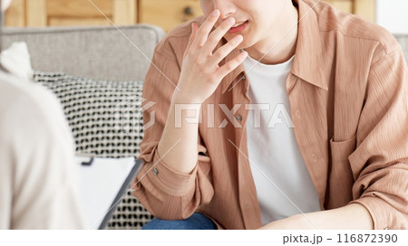 心理カウンセリングを受ける男性 116872390
