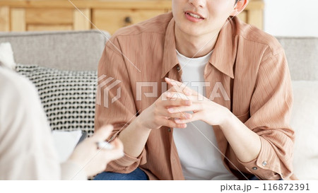 心理カウンセリングを受ける男性 116872391