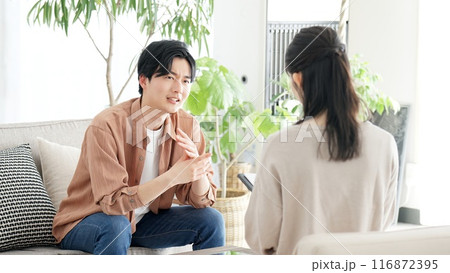 心理カウンセリングを受ける男性 116872395
