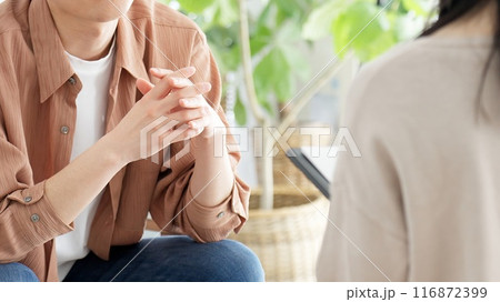 心理カウンセリングを受ける男性 116872399