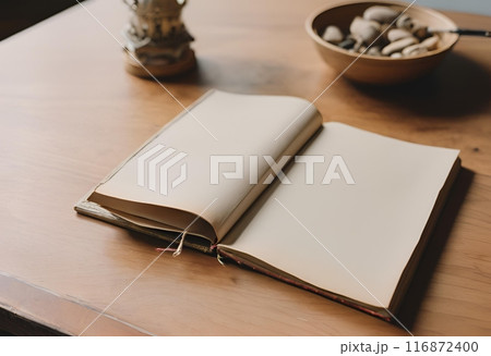机の上に置かれた白紙の本 116872400
