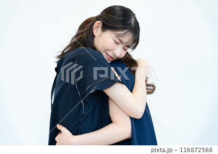 ハグをする二人の女性 116872568