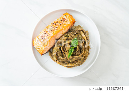 pesto fettuccine spaghetti pasta with grilled salmon fillet 116872614