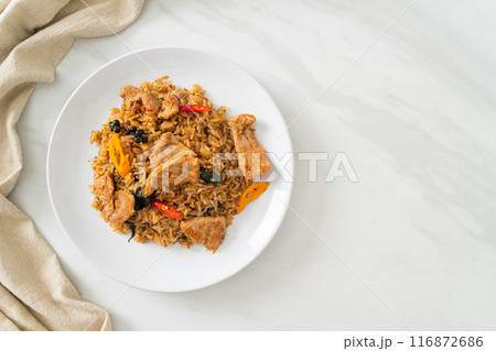 pork fried rice with herbs 116872686