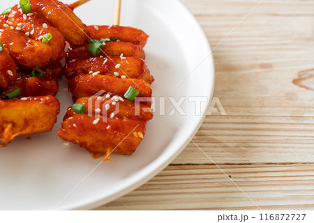 deep fried Korean rice cake (Tteokbokki) skewered with spicy sauce 116872727