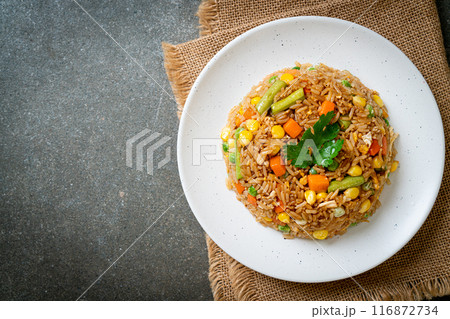 fried rice with green peas, carrot and corn 116872734