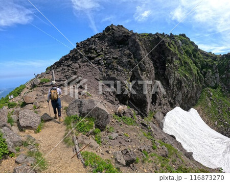 岩木山の火口縁を歩く登山者 116873270