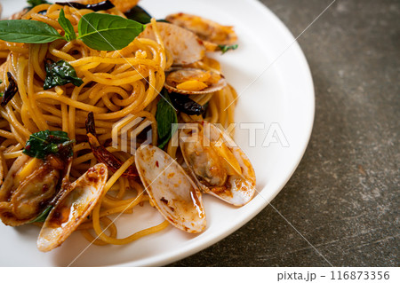 Stir Fried Spaghetti with Clams and Garlic and Chilli 116873356