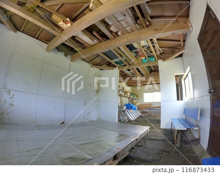 岩木山頂上の避難小屋内部 116873433