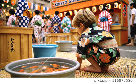 浴衣姿で金魚すくいを楽しむ男の子 116873550