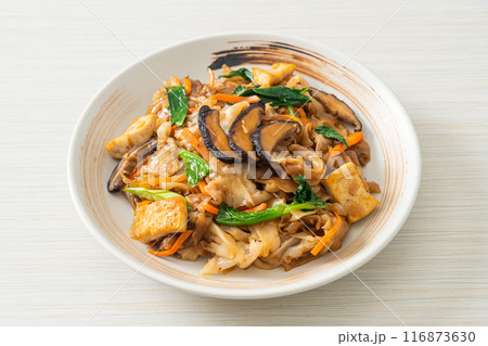 stir-fried noodles with tofu and vegetables 116873630
