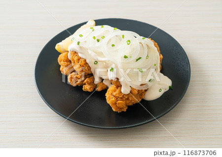 Snow Onion Chicken or Fried Chicken with Creamy Onions Sauce Snow Onion Chicken or Fried Chicken with Creamy Onions Sauce 116873706