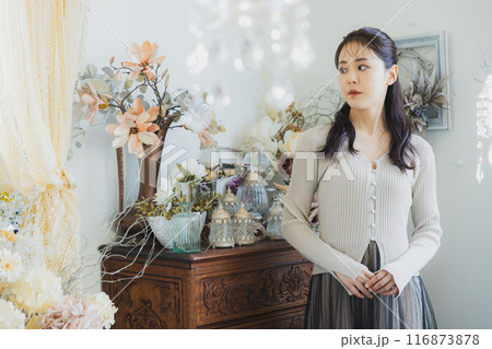 アンティークなインテリアと女性 116873878