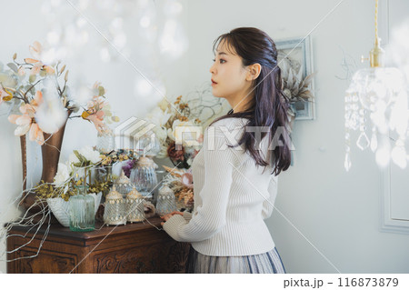 アンティークなインテリアと女性 116873879